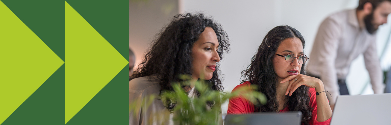 Zwei Personen arbeiten fokussiert am Laptop – Symbolbild für datenbasierte Kampagnenplanung, digitale Medienstrategien und teamorientiertes Arbeiten im Kommunikationsumfeld.