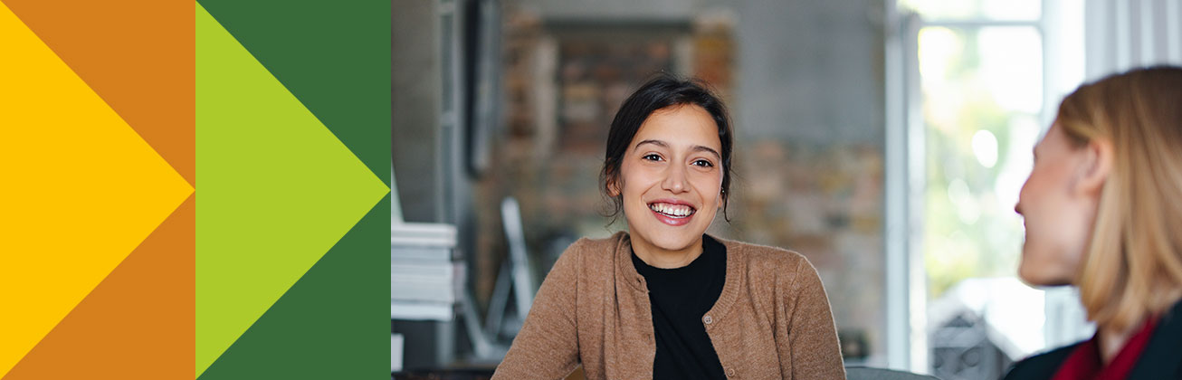 Zwei Weiterbildungsteilnehmende arbeiten an einer Gruppenarbeit im CAS E-Commerce Management