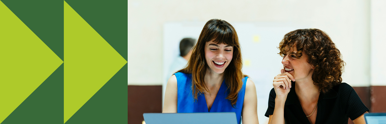 Zwei Personen betrachten gemeinsam Inhalte auf einem Laptop – Symbolbild für benutzerzentriertes Design, positive Nutzererlebnisse und kollaboratives Arbeiten im UX-Management.