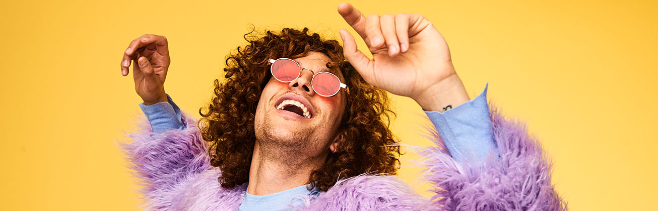 Student fröhlich beim Tanzen