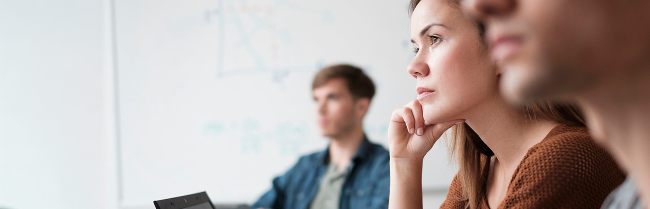 Personen sitzen in Meeting zum Thema AI Marketing Sprint