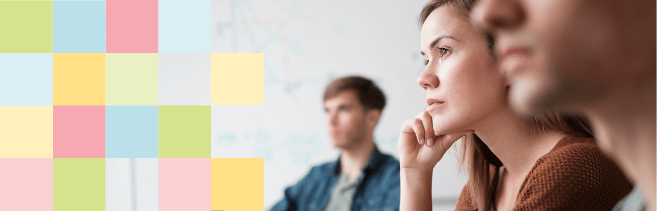 Personen sitzen in Meeting zum Thema AI Marketing Sprint