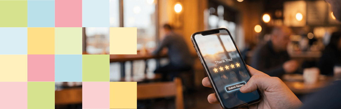 Kellnerin oder Gast zeigt App um Restaurant Erfahrung zu bewerten
