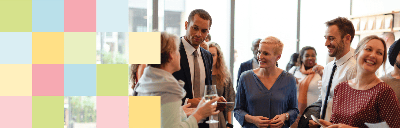 5 Personen diskutieren bei einem Business Lunch