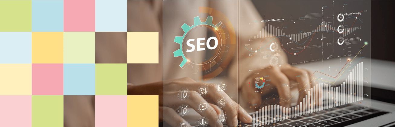 Person arbeitet an Computer und beschäftigt sich mit SEO