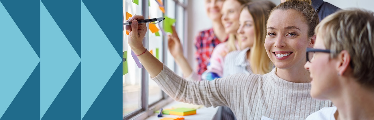 Mehrere Personen arbeiten an einem Marketing Projekt und haben Unterstützung von AI