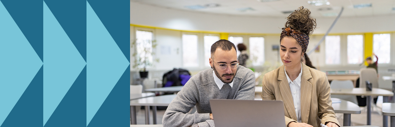 Eine Frau und ein Mann analysieren gemeinsam datengestützte Content-Strategien auf einem Laptop in einem modernen Lernumfeld – Symbolbild für zielgerichtetes Marketing und kollaborative Analyseprozesse.