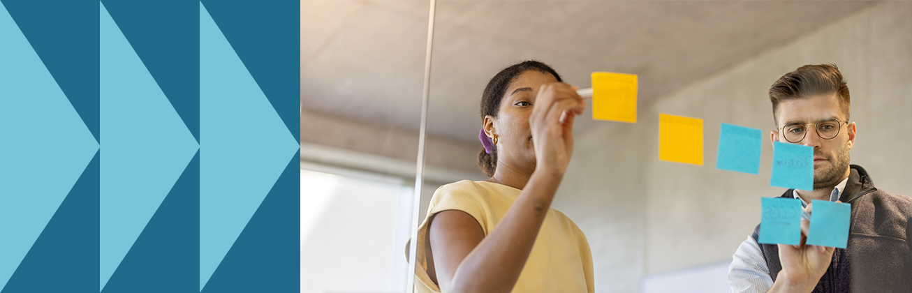 Zwei Personen planen eine strategische Nachhaltigkeitskommunikation mit bunten Klebezetteln an einer Glaswand.