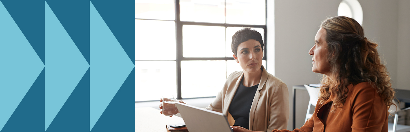 Zwei UX-Expertinnen diskutieren Nutzerforschungsergebnisse am Laptop – praxisnahes Setting für UX Research.