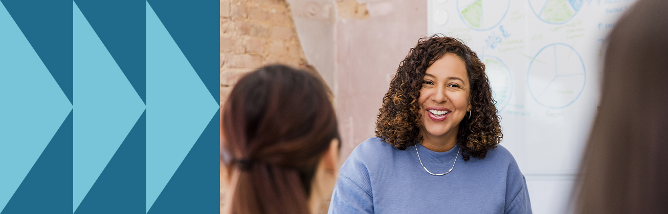 UX-Strategin präsentiert Nutzerzentrierungsstrategie im Teammeeting – Fokus auf strategische Planung im UX Design.