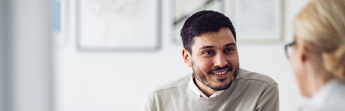 Mann spricht mit Frau