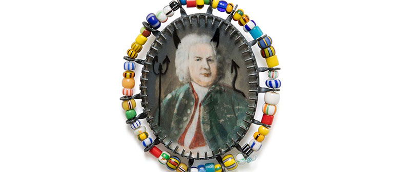 Geraldine Fenn (Johannesburg, ZA), Brooch Colonial Comeuppance II, 2022. Silver, found object (miniature painting), trade glass beads. Photo: Sarah de Pina.