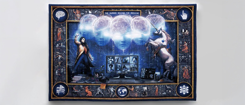 Detailreiche, collageartige Illustration in Blautönen: Im Zentrum mehrere leuchtende Köpfe und digitale Interfaces, umgeben von historischen und mythologischen Figuren sowie Symbolen – eine visuelle Verbindung von Technologie, Mensch und Kultur.