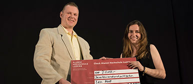 Lea Hall, Gewinnerin des Förderpreises Design & Kunst der Alumni der Hochschule Luzern, mit Laudator Konrad Amstutz, Präsident Alumni Hochschule Luzern  