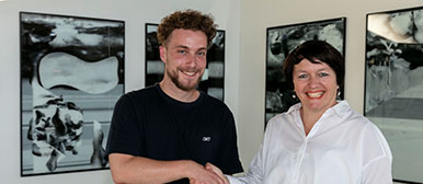 Sebastian Haas, Preisträger des Förderpreises der BEWE-Stiftung 2018, mit Laudatorin Ursula Bachman