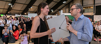 Max von Moos-Preis. Preisverleihung an Lotta Gadola durch Christoph Lichtin an der Vernissage der Werkschau Design & Kunst, Hochschule Luzern Design & Kunst