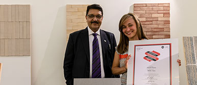 Förderpreis Master Design. Preisträgerin Cornelia Gassler mit Laudator Pradyumna Vyas an der Vernissage der Werkschau Design & Kunst, Hochschule Luzern Design & Kunst