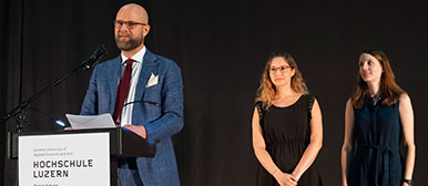 SDA Bachelor Award, Preisträgerinnen Lorena Adler und Selina Cadruvi mit Laudator Dominic Sturm, Hochschule Luzern – Design & Kunst