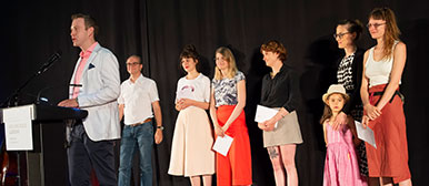 zeugindesign-Stiftung, Preisträgerinnen mit Laudator Thomas Etienne, Hochschule Luzern – Design & Kunst