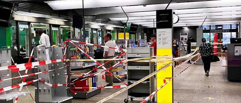 Coronazeit: Anstehen in der Post