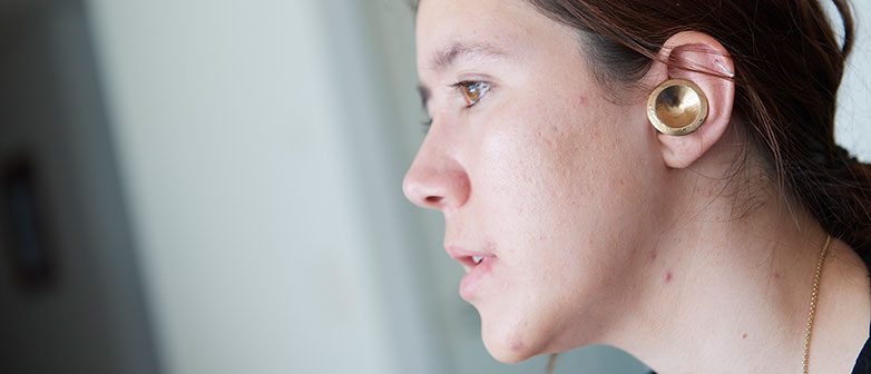 Sophie Willener gestaltete Hörgeräte, die gleichzeitig auch Schmuck sind. Bild: Fabian Biasio