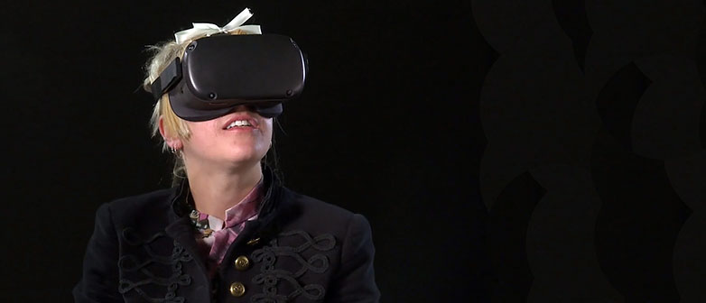 Anna Schnorf mit aufgesetzter VR-Brille. Bild: Fabian Biasio