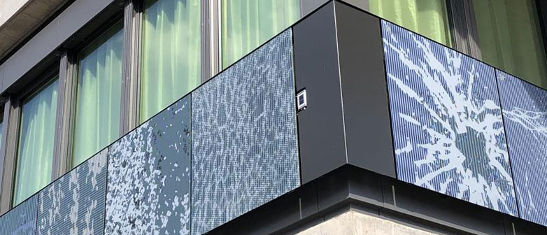 Solar Panels an einer Hausfassade