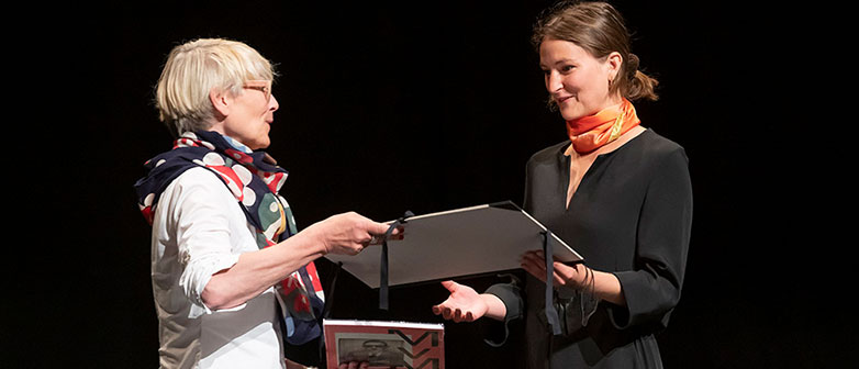 Claudine Metzger, von der Max von Moos Stiftung, überreicht der Preisträgerin Anna Deèr die Urkunde.