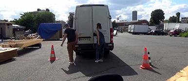 Lieferwagen mit Personen davor