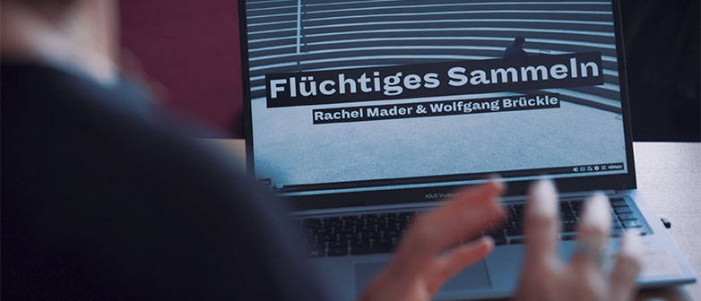 Hände gestikulieren von Laptop