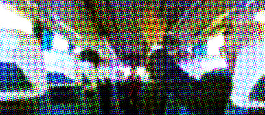 Ein Mann sitzt in einem Fahrzeug und winkt