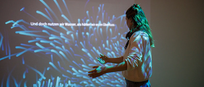 Person, die vor einer Projektion steht