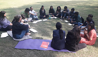 Menschen sitzen in einem Kreis