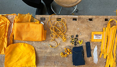 Die Einzelteile eines Kleidungsstücks liegen auf einem Tisch