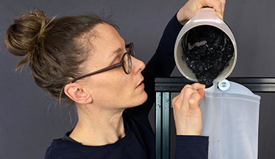 Meri Zirkelbach arbeitet an ihrem Dissertationsprojekt