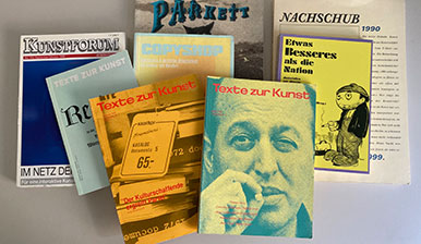 Bücher liegen übereinander