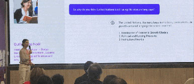 Guillermina Noël hält an der Tongji Universität in Shanghai einen Vortrag.