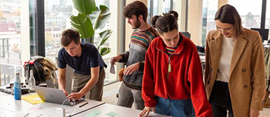 Interdisziplinäres Team arbeitet im Büro