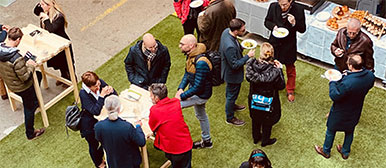 Menschen stehen bei einem Apéro beisammen