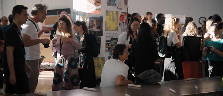 Menschen im Foyer des Departements