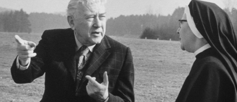 Architekt Marcel Breuer im Gespräch mit Schwester Basilda, Archiv Kloster Baldegg