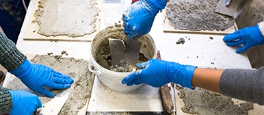 Experimente mit Verputz in unterschiedlichen Körnungen und Qualitäten 