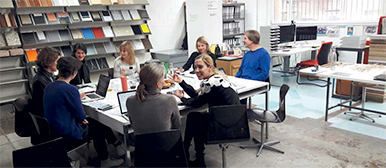 Darstellung einer Besprechungssituation mit verschiedenen Personen.