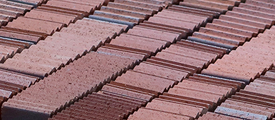 Individuell produzierte Backsteine mit wechselnden Strukturen