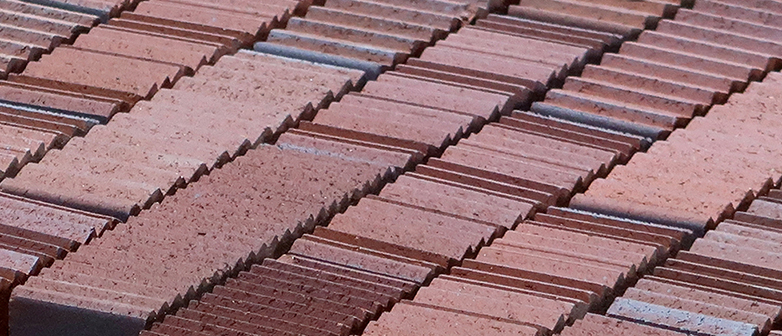 Individuell produzierte Backsteine mit wechselnden Strukturen