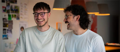 Zwei Menschen lachen