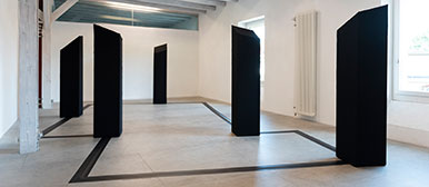 Eine Installation im Raum von Fernando Obieta