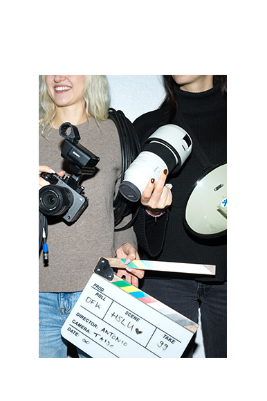 HSLU Filmstudium – Studierende der Hochschule Luzern mit Filmkamera und Klappe bei einer Filmproduktion.