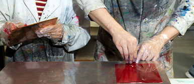 Kreative Drucktechnik im Atelier der HSLU Design Film Kunst – Studierende im praktischen Gestaltungsprozess.