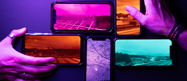 Digitale Medienvielfalt an der HSLU – mehrere Smartphones zeigen künstlerisch bearbeitete Stadtansichten.